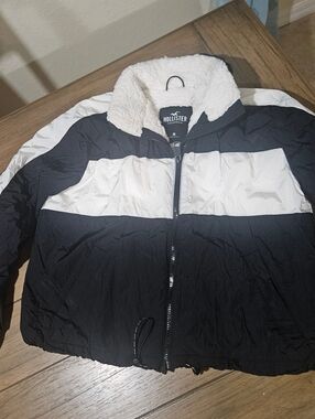 Hollister  Black and White Sherpa Collar Puffer Jacket Size Medium